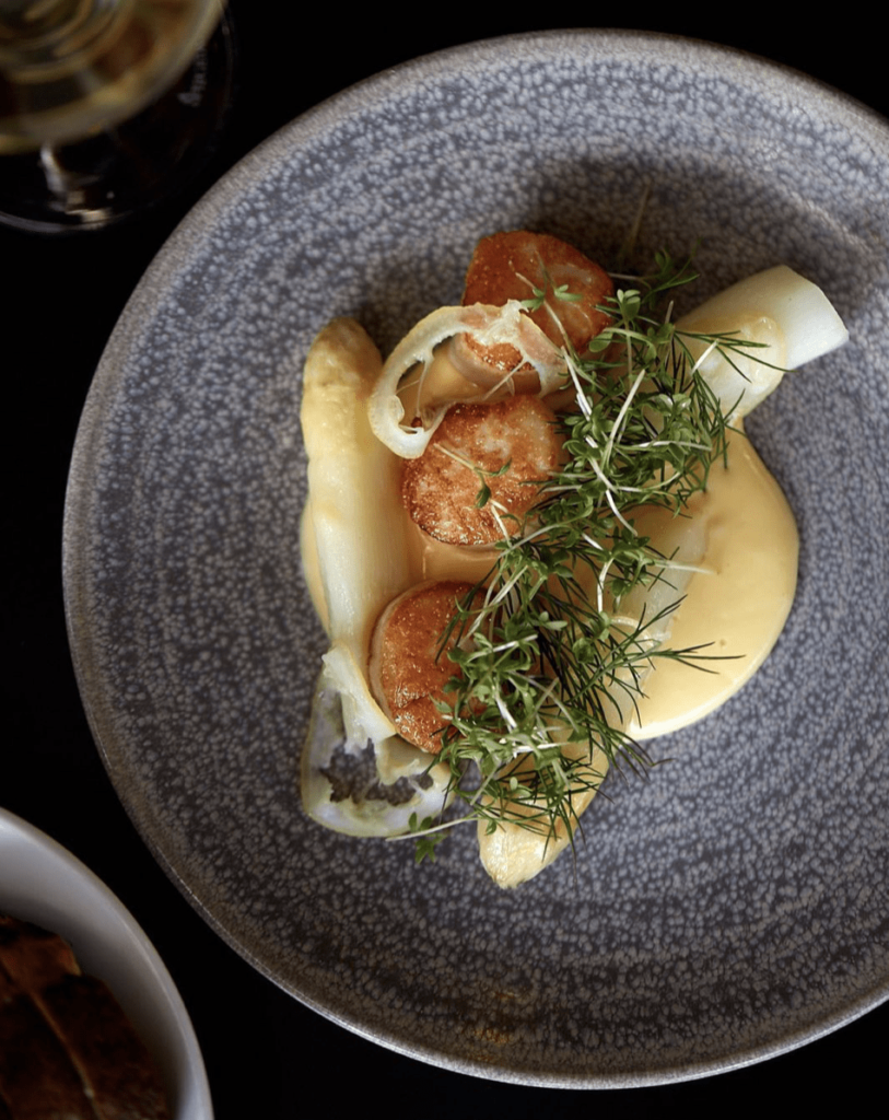 Scallops with white asparagus